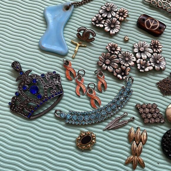 Lot of random pendants, keychains & other jewelry pieces for jewelry making - Picture 2 of 4